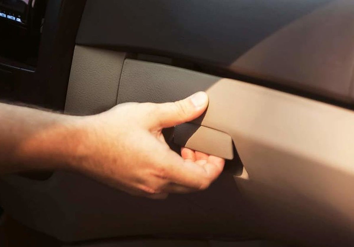 Coches El botón secreto en la guantera que pocos conocen El botón